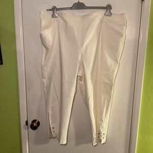 White Crop Pants. Pull on. Nice Detail. Stretchy.

Plus Size 3X.